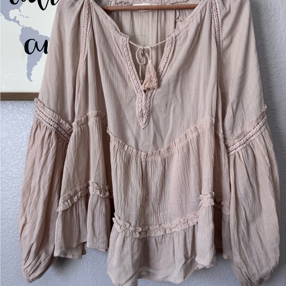 Between small relaxed fit peasant style blouses - Picture 4 of 4
